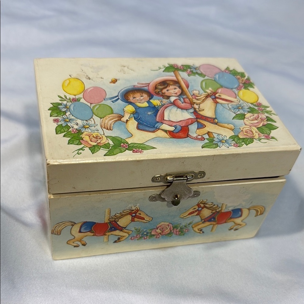 Vintage Dancing Ballerina Jewelry / Music Box with Carousel Design - Picture 6 of 14